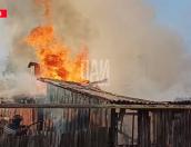 Пожарные ликвидируют возгорание дома и сарая в Пскове
