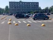 Полусферы устанавливают на площади перед псковским аэропортом