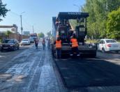 Асфальт начали укладывать на улице 128-й Стрелковой Дивизии в Пскове