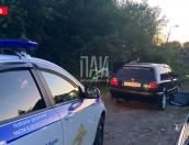 Мотоциклист врезался в припаркованный автомобиль в Невеле