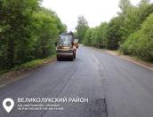 Изношенные слои асфальта на дорогах продолжают восстанавливать в Псковской области