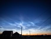 Псковские фотолюбители запечатлели серебристые облака над Псковом 