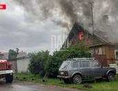 Пожарные ликвидируют возгорание дачного дома в Гдове