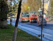 На Октябрьском проспекте в Пскове укладывают асфальт