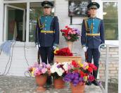 В Красногородске открыли мемориальную доску погибшему в СВО Артёму Топалову 