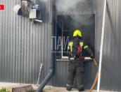 Пожарные ликвидируют возгорание в производственном помещении в Псковском районе