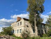 Кровлю многоквартирного дома ремонтируют в Псковском районе