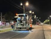 Дорожники укладывают асфальт на Крестовском шоссе в Пскове

