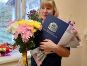 Галина Невалённая вручила благодарственное письмо медсестре псковской поликлиники