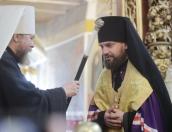 Митрополит Тихон передал епископу Арсению посох главы Псковской митрополии