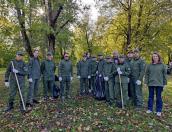 Около 400 человек убирают территорию возле Гремячей горы в Пскове