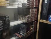 Нелегальную продажу сигарет пресекли в магазине на Рижском проспекте в Пскове