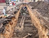 В Печорах расчищают найденные при раскопках деревянные мостовые