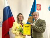Дмитрий Шахов наградил главу псковского Красного Креста