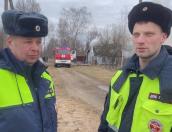 Псковские полицейские вытащили из горящего дома четырёх человек