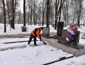 Островские коммунальщики очищают улицы от снега