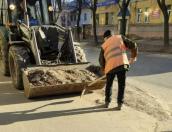 Уборку песко-соляной смеси с дорог начали в Великих Луках