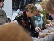 Более 200 порций сухого супа и свыше 50 комплектов сухого душа упаковали для бойцов СВО в штабе общественной поддержки в Пскове
