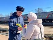 Псковские транспортные полицейские присоединились к акции МВД России «8 Марта – в каждый дом»