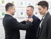 Михаил Ведерников вручил многодетной семье Кочетковых медаль «Родительская слава Псковской области»