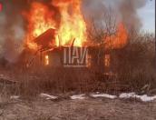 Пожарные ликвидируют возгорание дома в Псковском районе