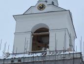 Кровельные ограждения устанавливают на колокольне Псковского кремля