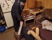 Опубликовано видео с места убийства женщины рулоном плёнки в Пскове