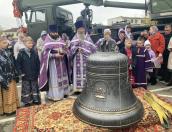 Трёхтонный колокол поднят на колокольню Свято-Троицкого собора в Острове