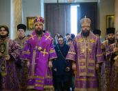 Митрополит Арсений и архиепископ Матфей провели литургию в Псково-Печерском монастыре