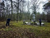 Псковские юнармейцы проводят акцию по облагораживанию памятников