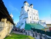 Утреню с чином погребения совершил митрополит Арсений в Троицком соборе в Пскове