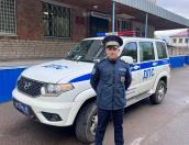 В Псковской области сотрудник Госавтоинспекции потушил загоревшийся на ходу автомобиль