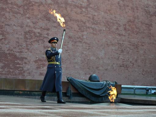 Трансляцию зажжения Вечного огня на мемориале «Журавли» в Санкт-Петербурге можно посмотреть в прямом эфире