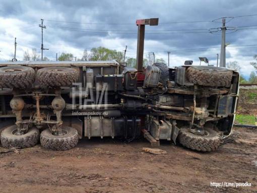 Два человека погибли и 16 пострадали в ДТП в Псковской области за неделю