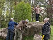Марамохинский камень-следовик привели в порядок в Пушкинском заповеднике
