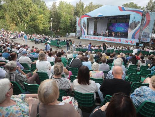 Встали все: Псков празднует день рождения и чествует защитников