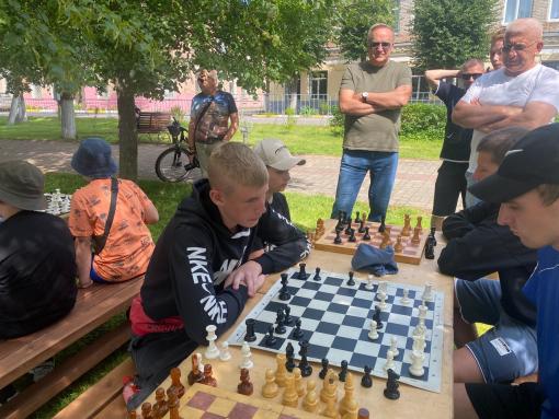 Шахматный турнир «На себежской ладье» проходит на городской набережной