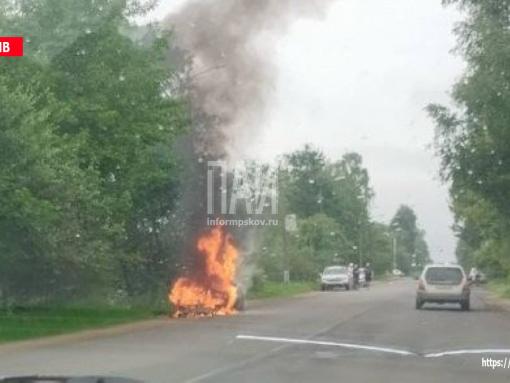 Автомобиль загорелся в Невеле