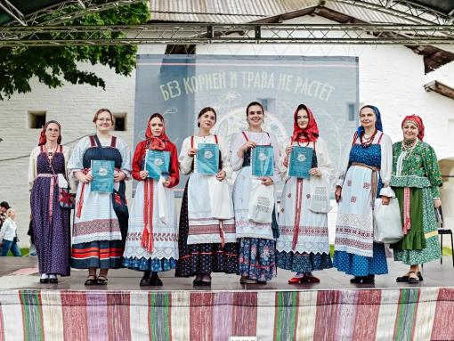 Псковички стали участницами фольклорного фестиваля «Без корней и трава не растёт»