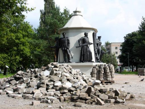 Тротуар ремонтируют в сквере Пограничников в Пскове