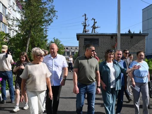 Михаил Ведерников оценил благоустройство общественной территории в Псковском округе