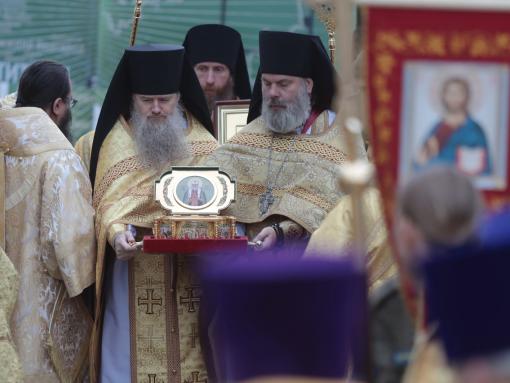 Мощи святителя Тихона встречают в Пскове