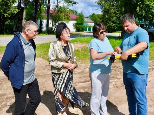Глава Псковского района проверила ход работ по благоустройству сквера в Серёдке