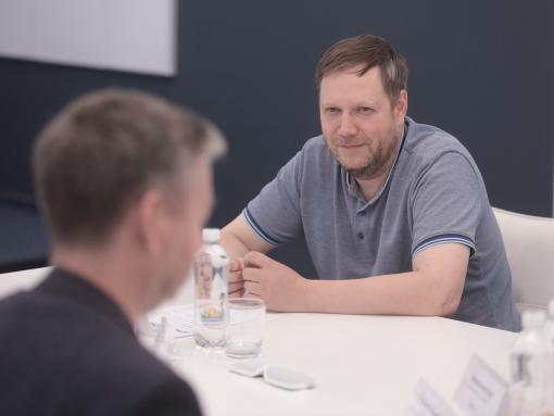 Вместо написания кода носят столы: псковский IT-работодатель рассказал о реалиях студенческой практики