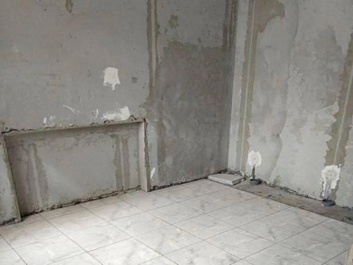 Псковские строители приступили к укладке плитки в херсонском детсаду
