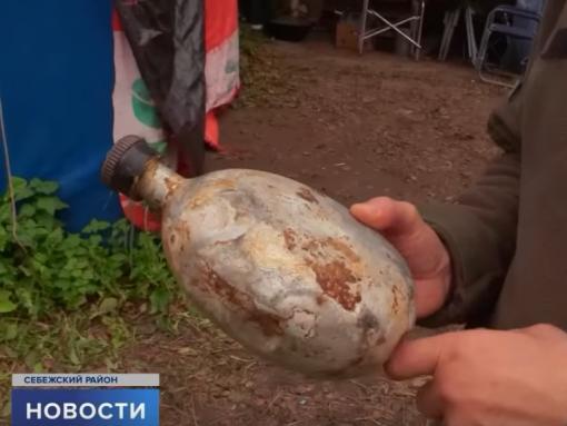 Флягу советского бойца с водой нашли поисковики в Себежском районе