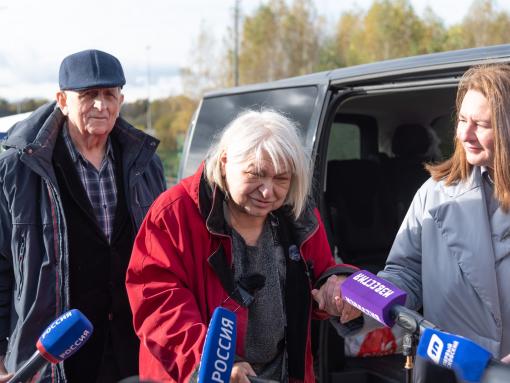 «Буду жить среди своих»: 75-летнюю поэтессу выдворили из Латвии вместе с мужем
