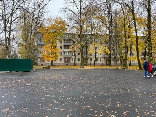 Михаил Ведерников оценил ремонт дворовой территории на Рижском проспекте в Пскове
