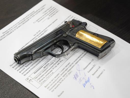 Из Пскова в Музей Победы передали два уникальных предмета с фронтовой историей