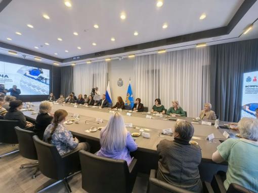 Михаил Ведерников проводит встречу с главредами районок Псковской области